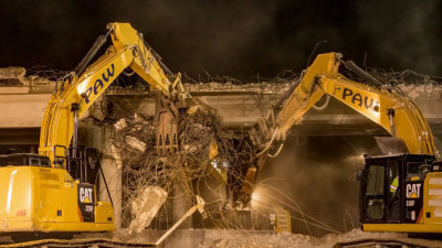 Removing steel and concrete from the Overpass Road bridge over southbound I-75 (2/13/2021 photo)